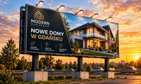 Stalowa konstrukcja reklamowa z billboardem dewelopera przy drodze