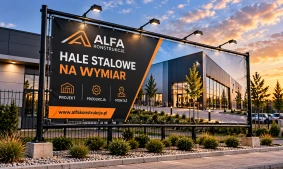 Stalowa konstrukcja reklamowa z banerem firmy budującej hale przemysłowe